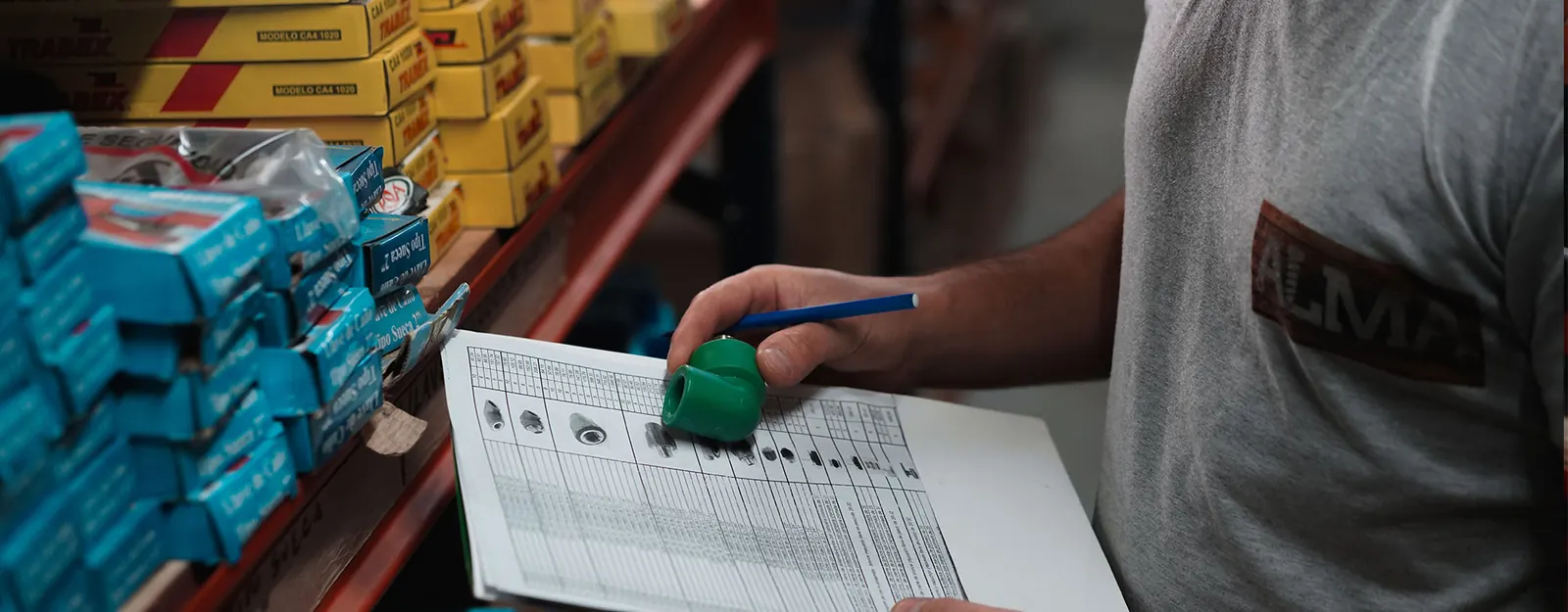 Equipo de Distribuidora Alma armando un pedido en el depósito